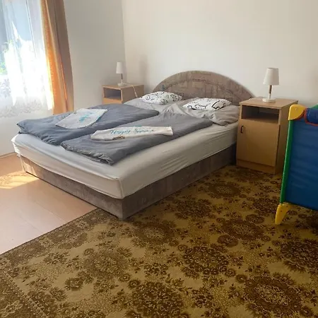 דירה Fecskefeszek Vendeghaz שיופוק